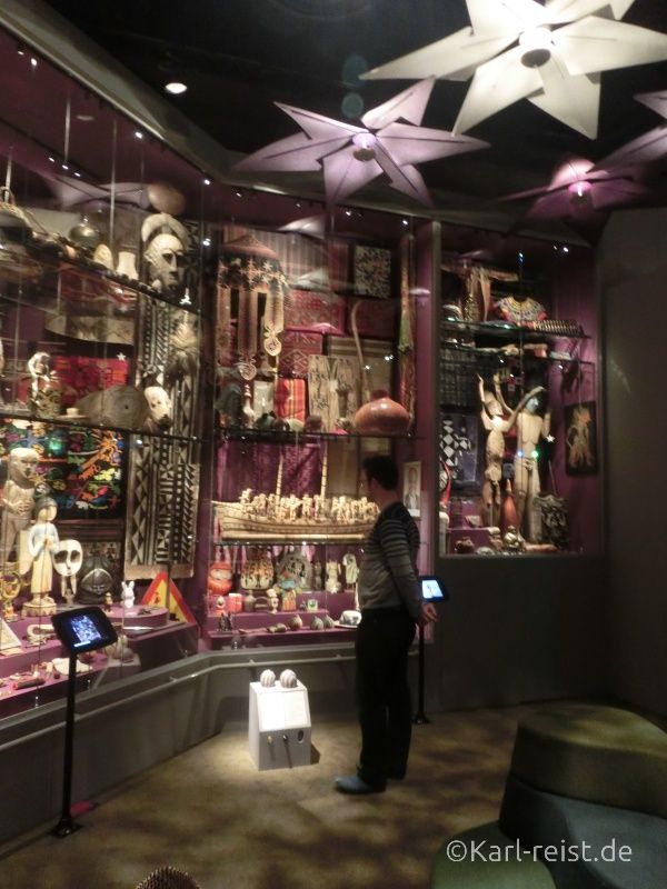 Ausstellungsobjekte der Welt im Museum of World Culture Museum der Kulturen der Welt Göteborg Sehenswürdigkeit