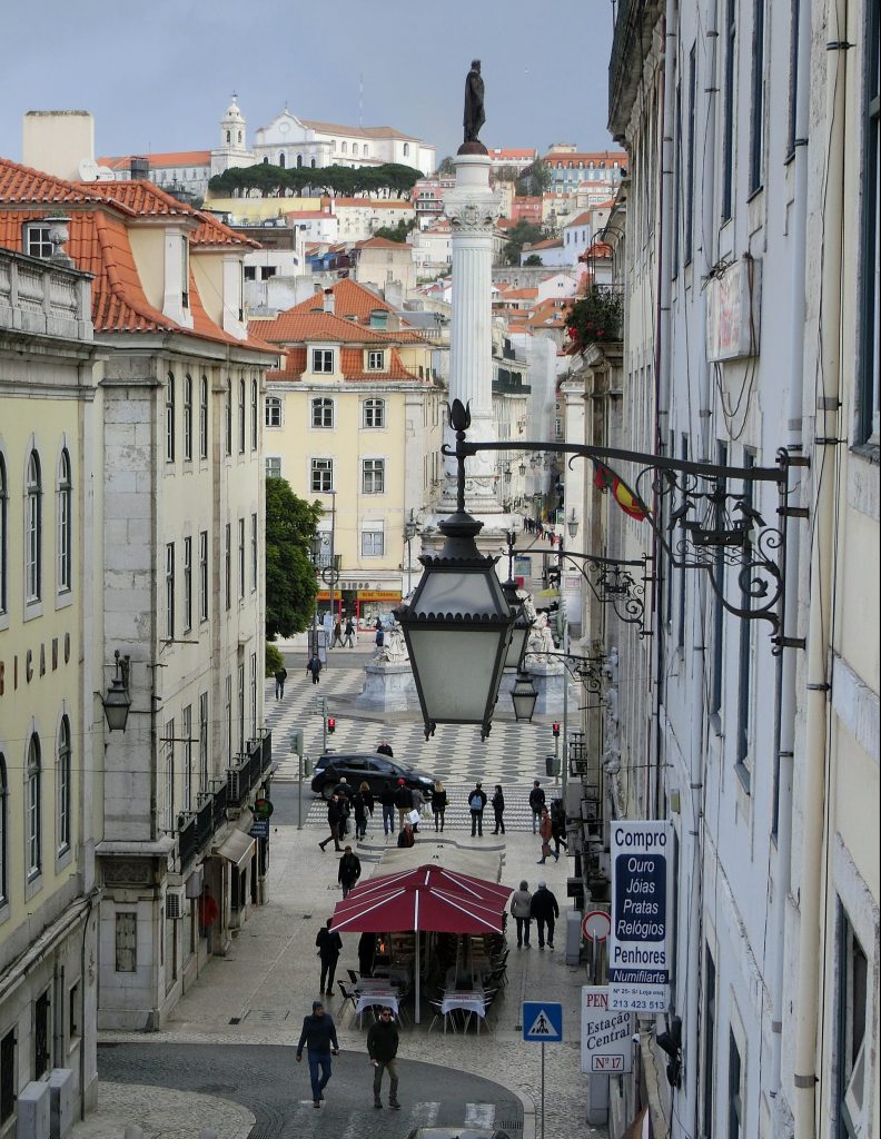 Straßenszene in Lissabon. 