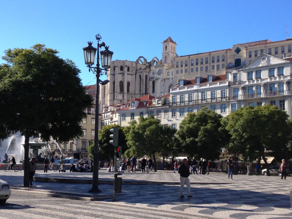 Rossio Platz in Lissabon, im Hintergrund Convento do Carmo, das ehemalige, zerstörte Kloster