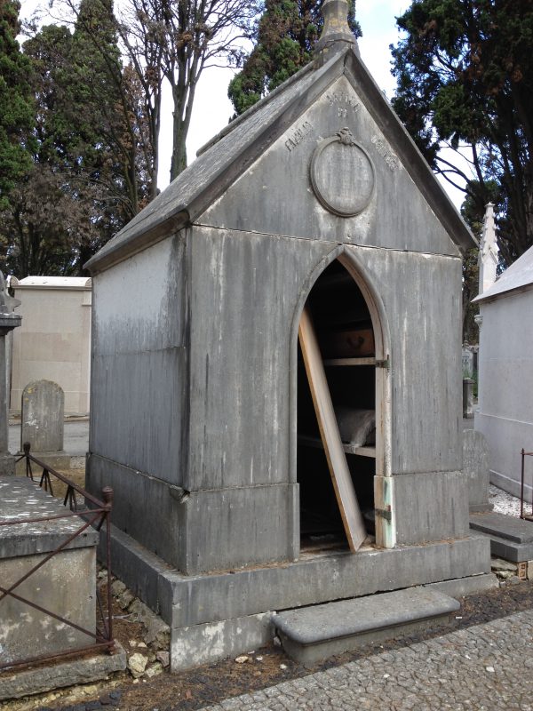 Baufällige Gruft auf dem Cemitério dos Prazeres