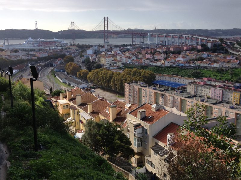 Aussicht vom Cemitério dos Prazeres über den Tejo und auf die Ponte 25 de Abril