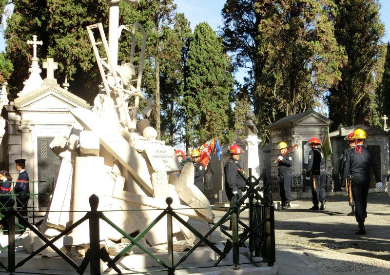 Feuerwehrdenkmal und Feuerwehrleute auf dem Cemitério dos Prazeres