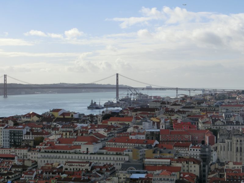Die Ponte 25 de Abril gesehen von der Burg aus