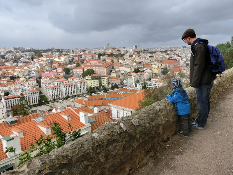 Karl und Sebastian beim Blick über Lissabon