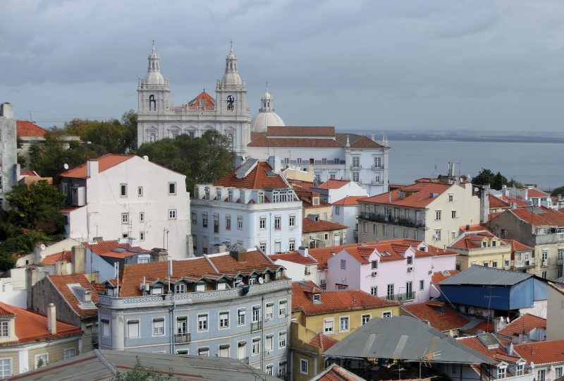 Blick über das Alfama Viertel mit der Kirche von São Vicente
