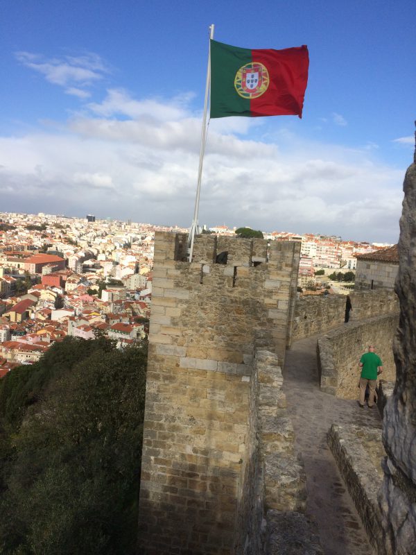 Portugisische Flagge auf der Mauer des Castelo de São Jorge