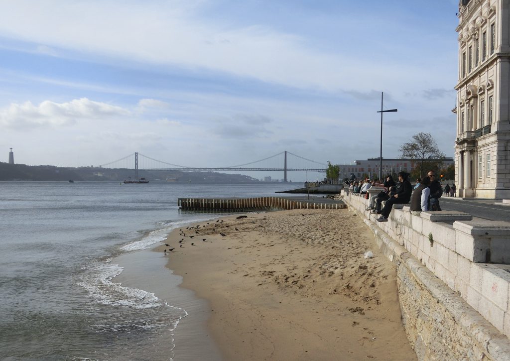 Aussicht vom Praca do Comercion auf den Fluß Tejo.