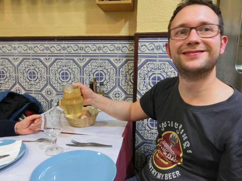 Sebastian hält eine Karaffe Wein