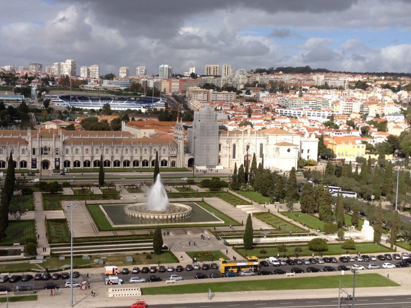 Aussicht vom Padrao dos Descobrimentos auf das Jardim da Praca do Imperio