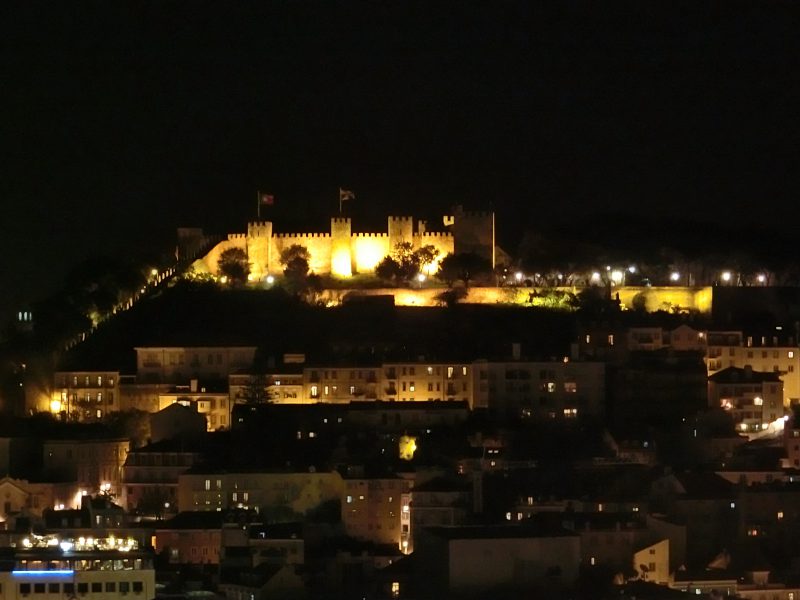 Aussicht auf das Castelo de Sao Jorge bei Nacht