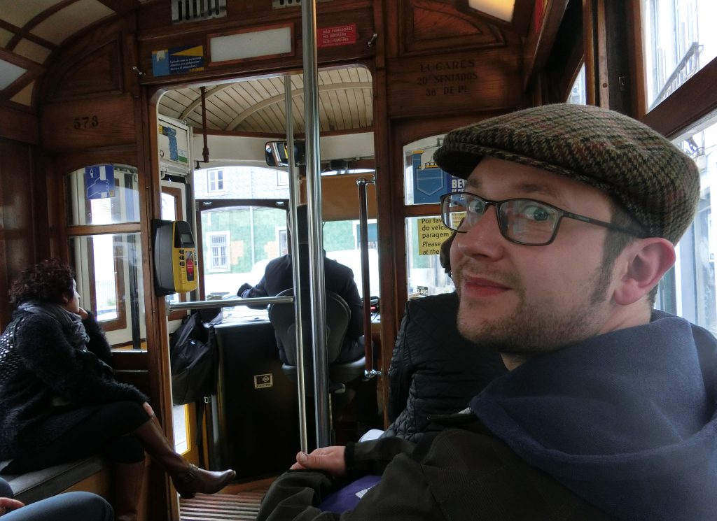 Sebastian in der Linie 28 Straßenbahn Lissabon