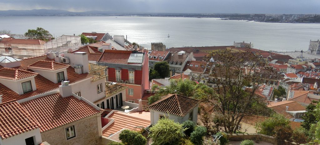 Aussicht vom Castelo de Sao Jorge auf Lissabon und den Rio Tajo.