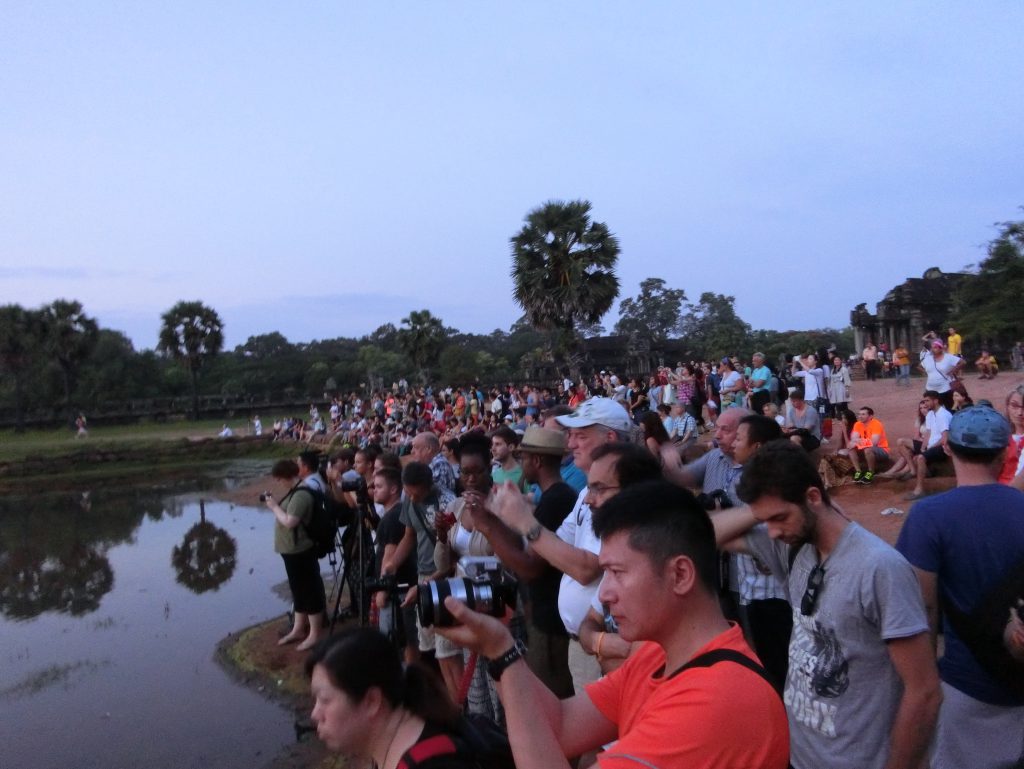Menschenmassen warten auf den Sonnenaufgang bei Angkor