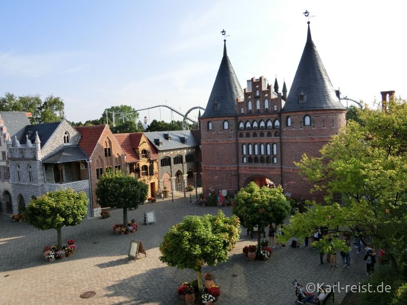 Hansapark Eingang Holstentor vom Parkplatz ausq