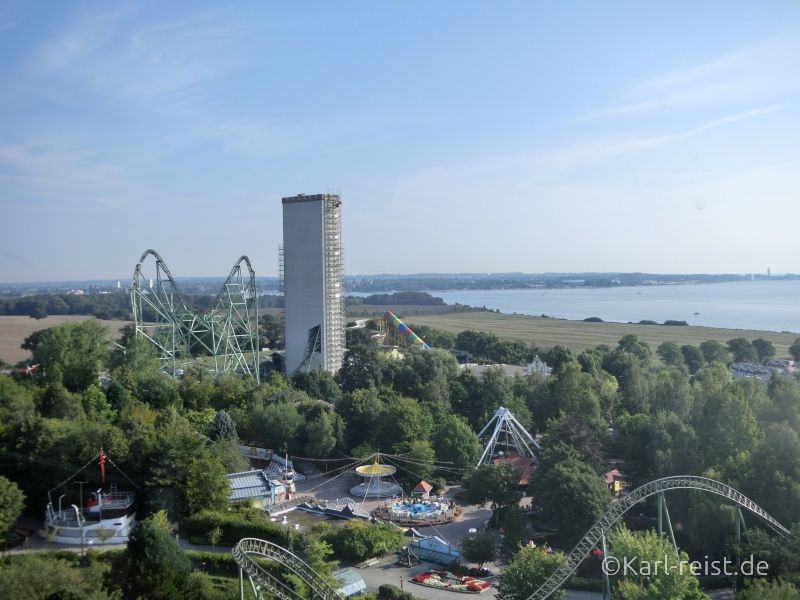 Hansapark Aussicht über die Ostsee und die Fahrattraktion Schwur des Kärnan