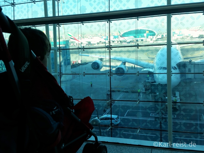 Karl wartet auf den Weiterflug nach Bangkok in Dubai.