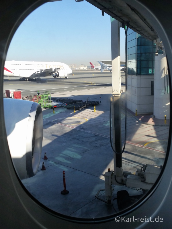 Blick aus dem Flugzeugfenster mit Emirates