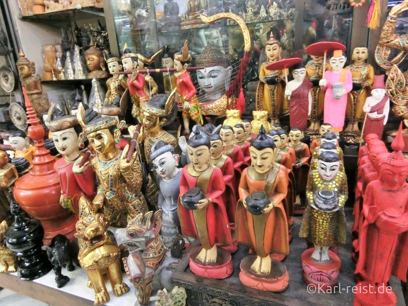 Geschnitzte Figuren auf dem Bogyoke Aung San Market