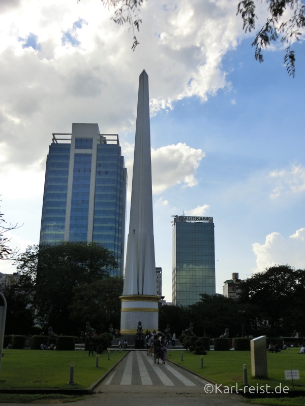 Das Independence Monument steht mitten im Maha Bandula Park.