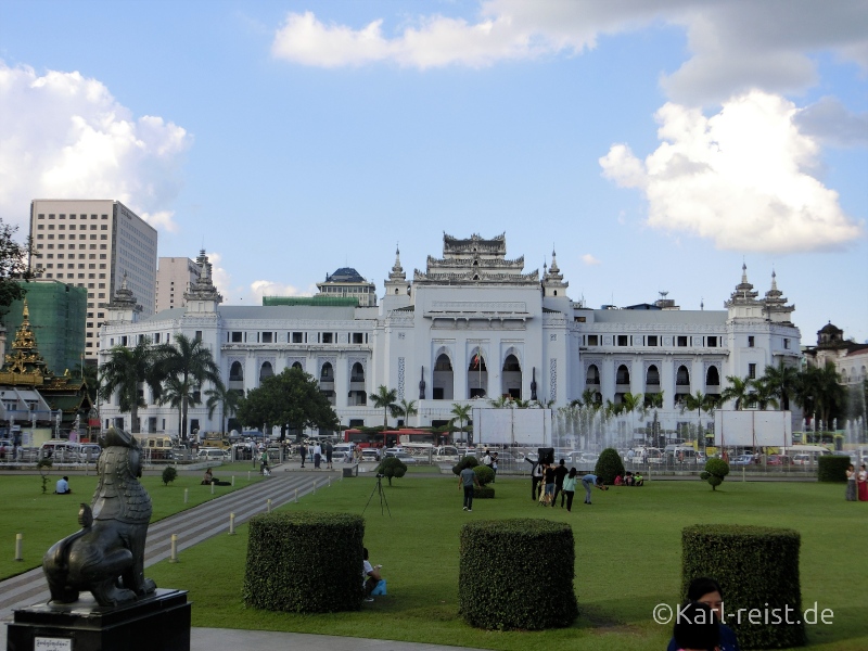 Die City Hall von Yangon steht direkt neben der Sule Pagode.