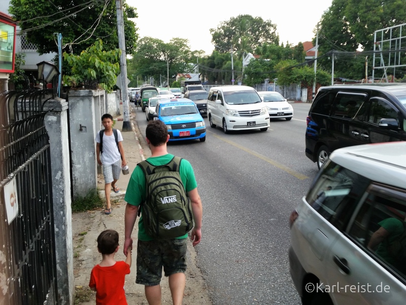 Straße mit Autos in Yangon