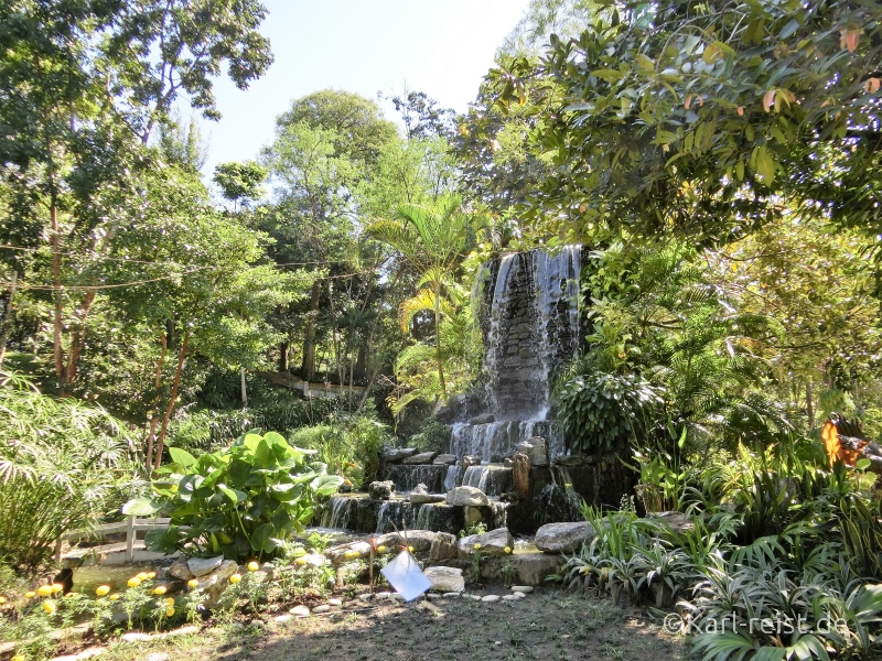 Wasserfall im Yangoner Zoo