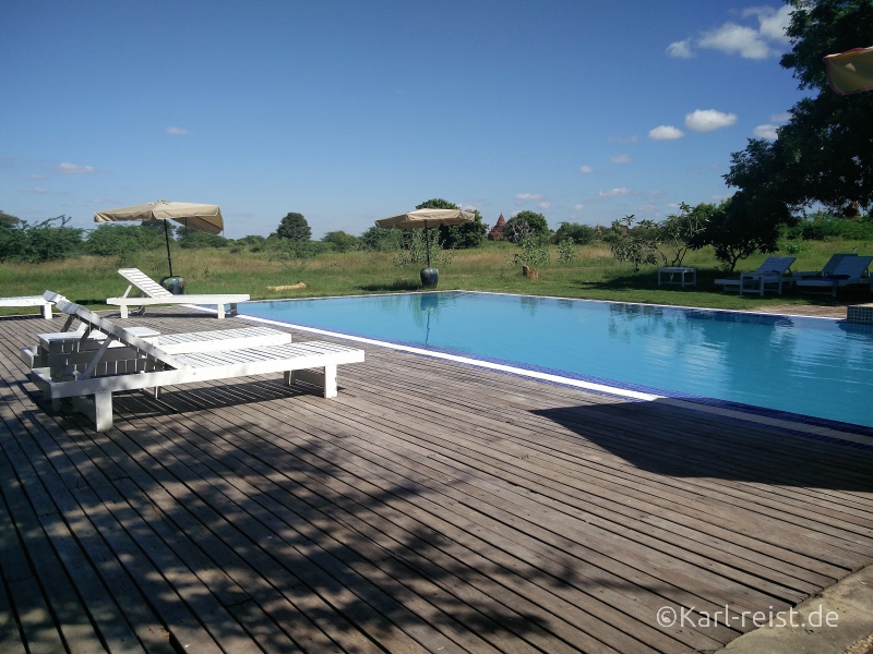 Der Pool mit Aussicht auf die Tempel