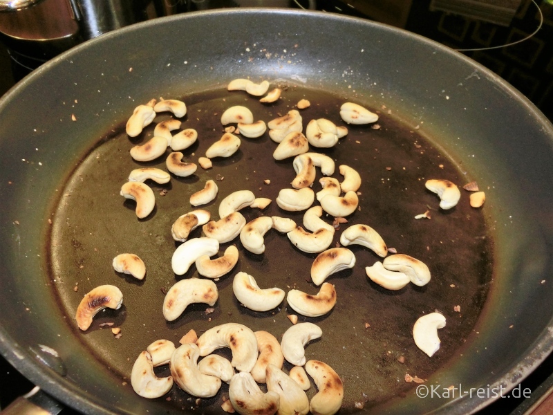 Cashewkerne werden in der Pfanne geröstet.