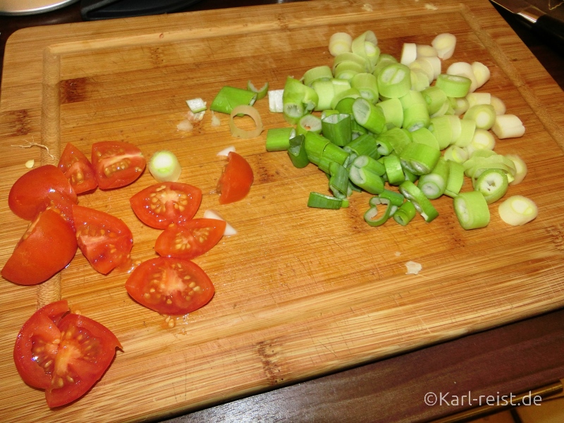 Tomaten und Frühlingszwiebeln klein geschnitten