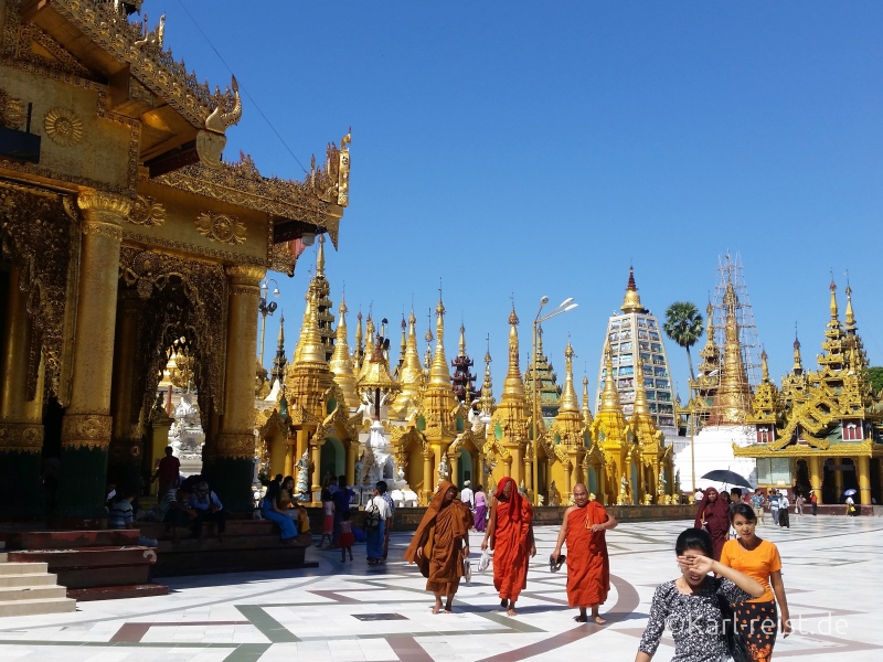 Shwedagon Pagode Mönche größerer Bildausschnitt