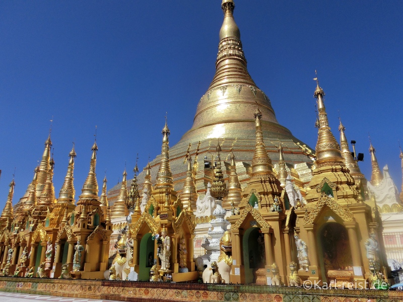 Die mächtige, goldene Shwedagon Pagode überstrahlt die gesamte Terrasse.