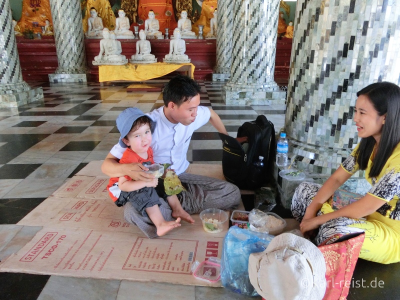 Karl picknickt mit den Englischlehrern in der Shwedagon Pagode