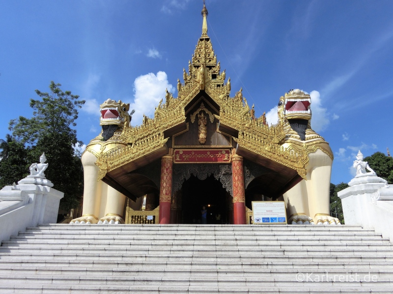 Haupteingang der Shwedagon Pagode mit den Tempelwächtern.