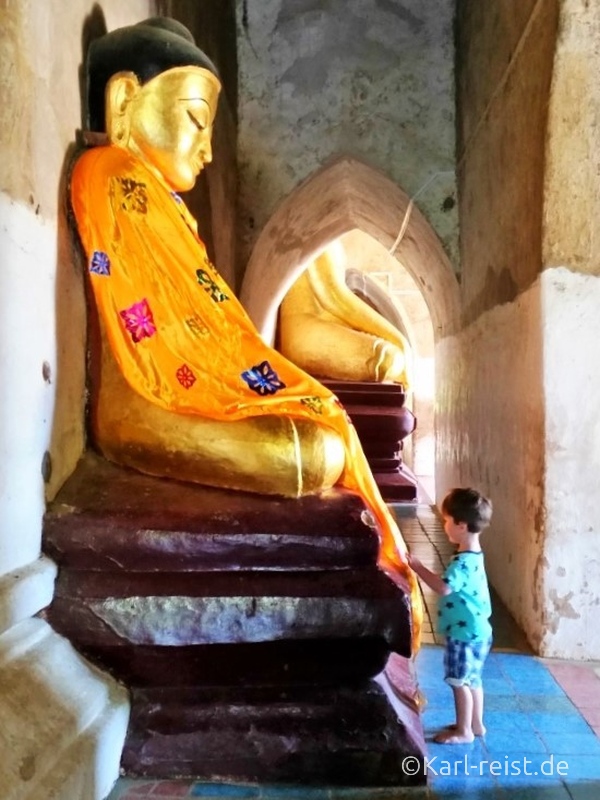 Karl bestaunt Buddha Figur
