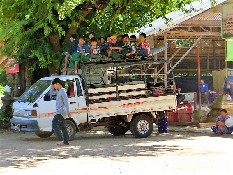 Schulbus in Nyaung-U.