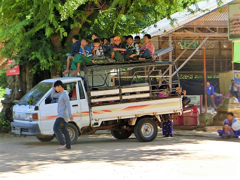 Schulbus in Nyaung-U. 