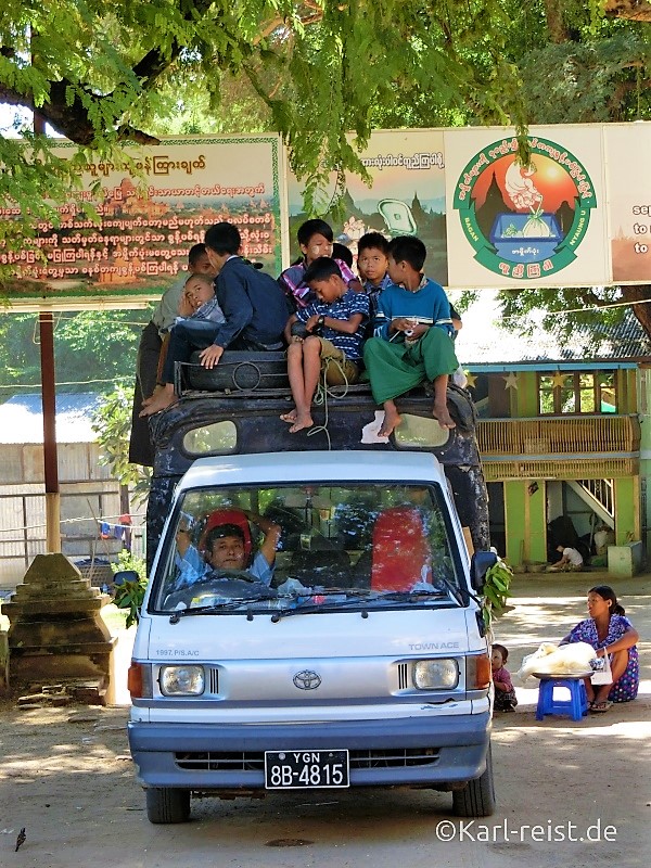 Schulbus in Nyaung-U. 