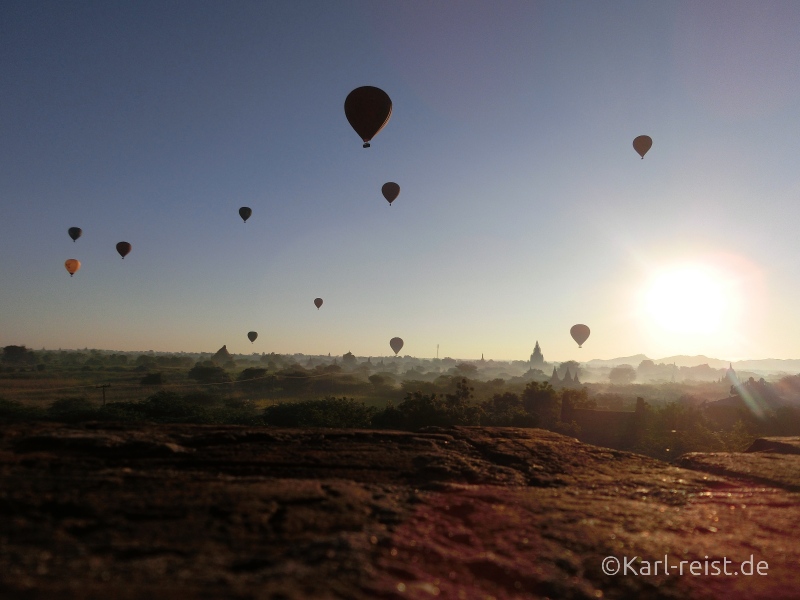 Heissluftballons über Bagan