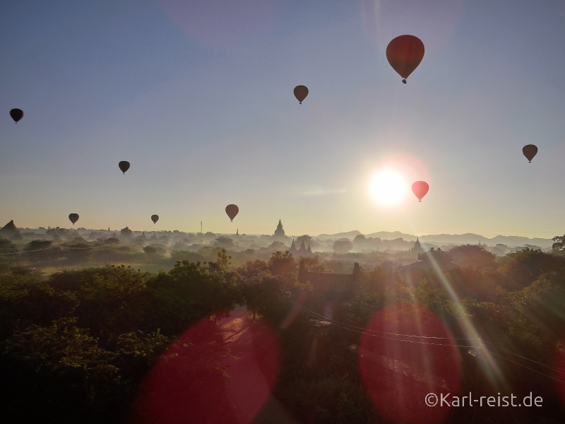 Heissluftballons über Bagan