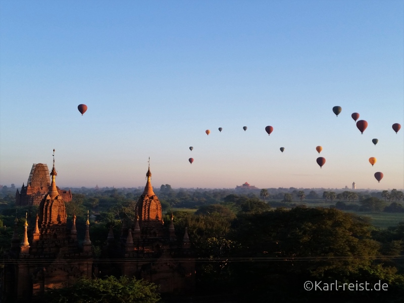 Heissluftballons über Bagan