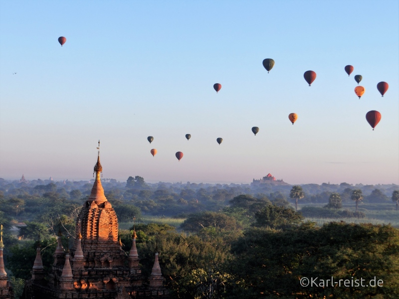 Heissluftballons über Bagan