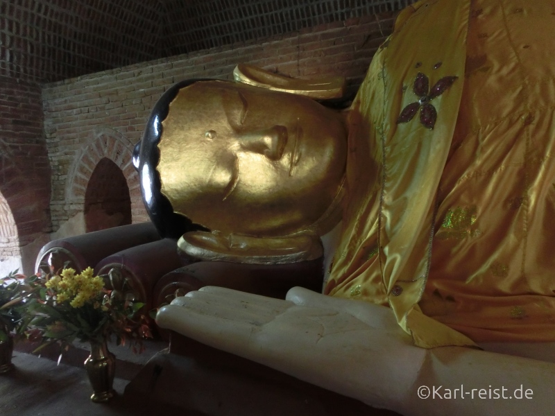 Liegender Buddha in einem abgelegenen Tempel in Bagan