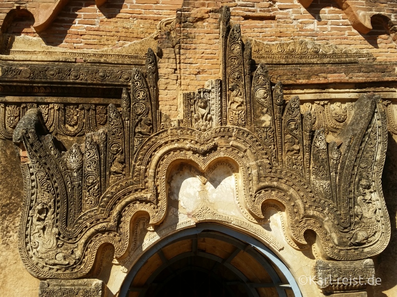 Verzierung über einem Tempeleingang in Bagan