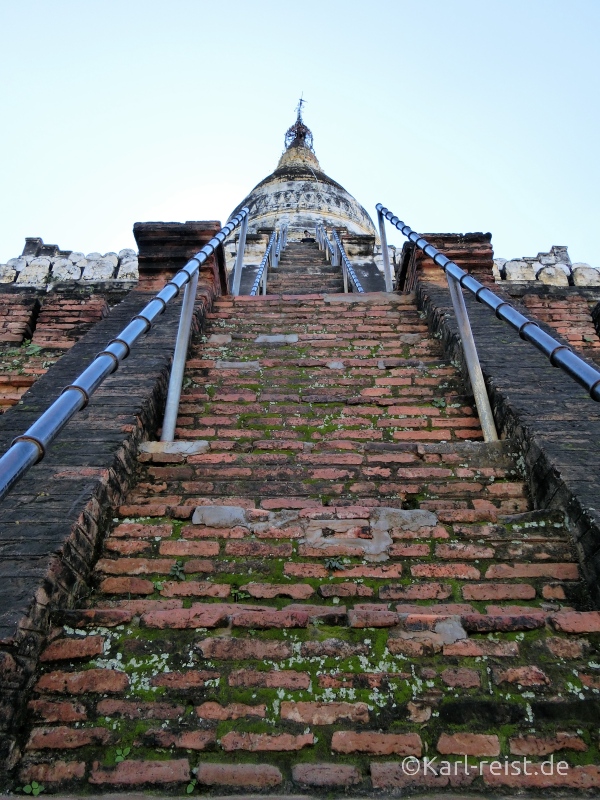 Blick die Treppen der Shwesandaw Pagode hinauf