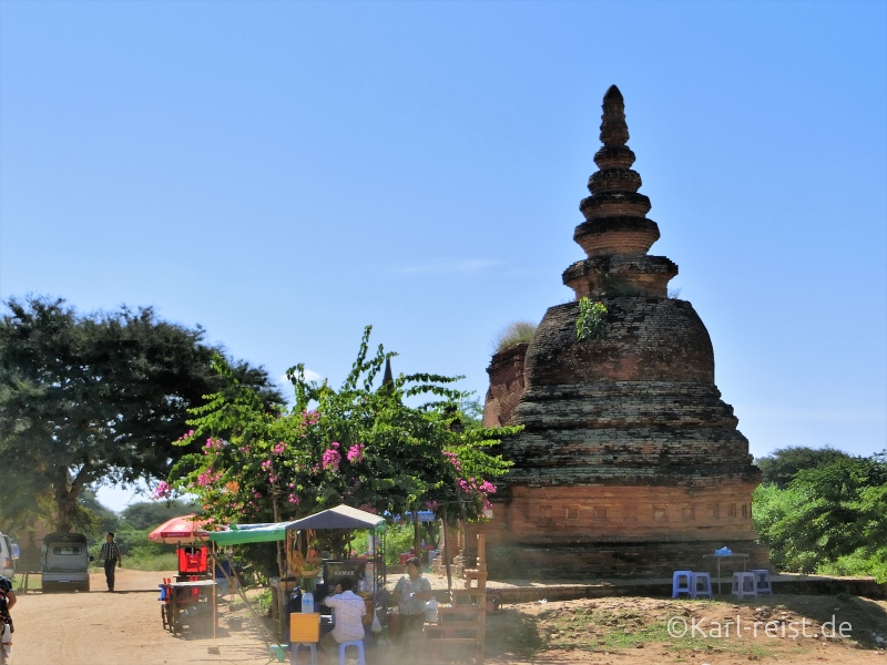 Vorplatz der Shwesandaw Pagode