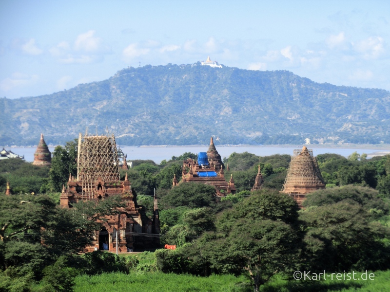 Blick von der Shwesandaw Pagode Richtung Westen mit der Tant kyi Taung Pagode auf dem Berg im Hintergrund