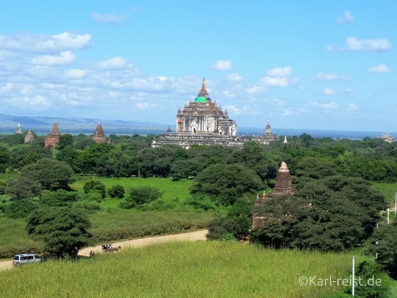 Blick von der Shwesandaw Pagode in Richtung That Bin Nyu Tempel