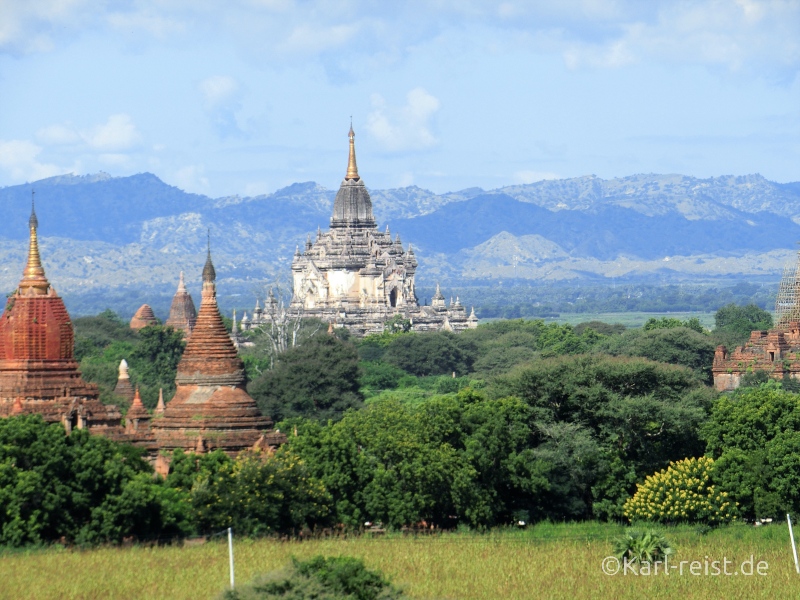 Grüne Landschaft in Bagan mit vielen Tempeln