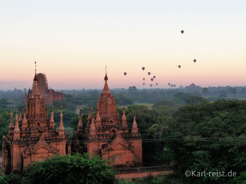 Heissluftballons über Bagan