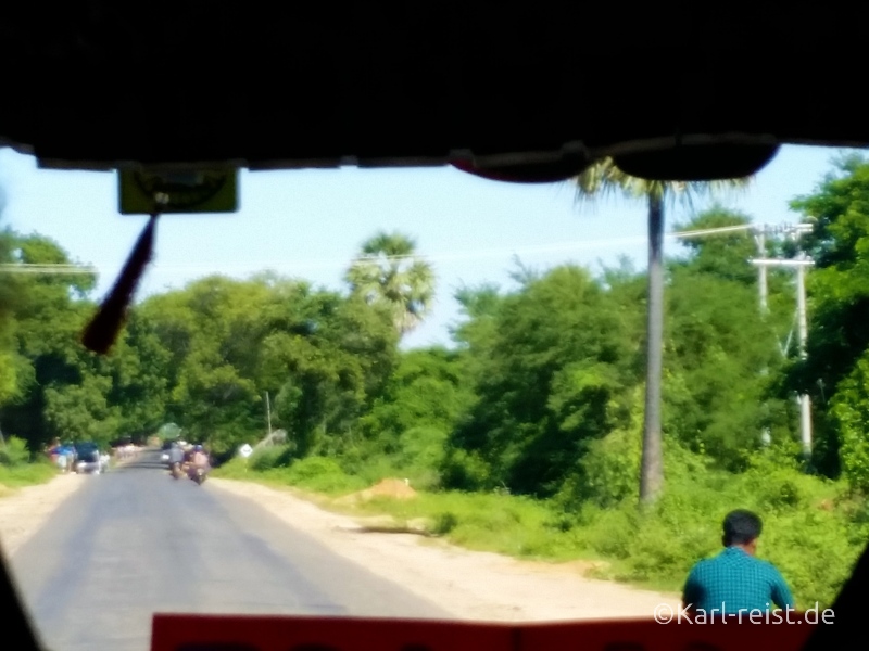 Bus Minibus Reisebus Bagan Mandalay Straßenarbeiter Straßenarbeiten